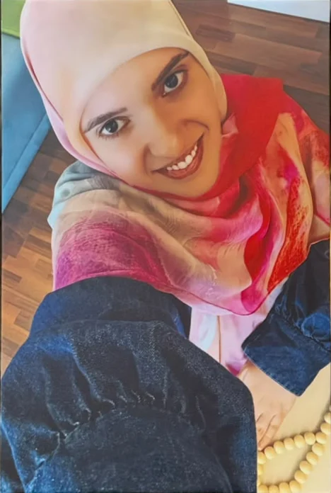لوحة بورتريه لامرأة بوشاح وردي